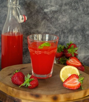 Ev yapımı Limonata (Çilek, elma, naneli)
