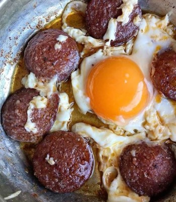 Sahanda Sucuklu Yumurta
